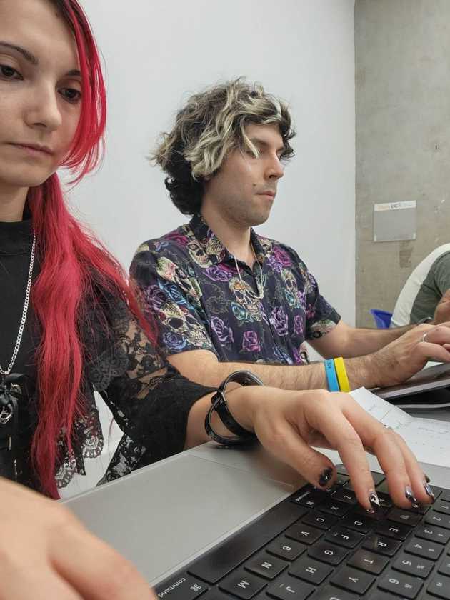 Eli y Nico trabajando