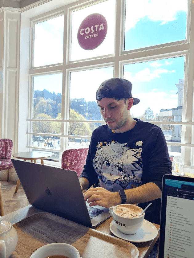 Nico en el Costa Coffee, con el castillo de Edimburgo de fondo
