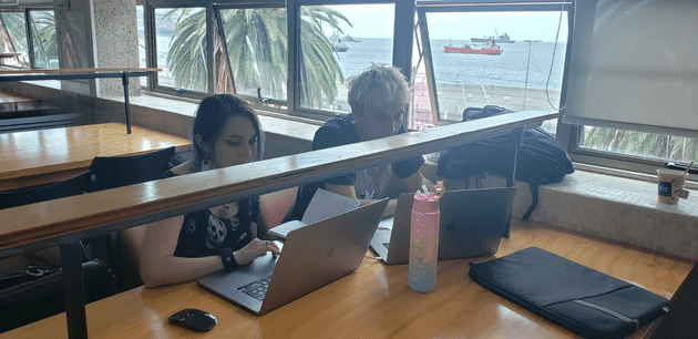 Eli y Nico trabajando con vista al mar